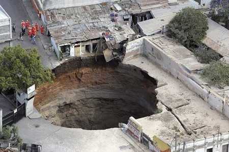 Sinkholes Guatemala on In 2007  A 300 Foot Deep Sinkhole Swallowed A Dozen Homes In Guatemala