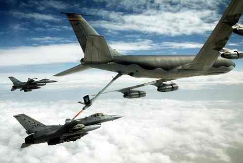 A 401st Tactical Fighter Wing F-16C Fighting Falcon aircraft refuels from a KC-135 Stratotanker aircraft as another F-16 stands by during Operation Desert Storm