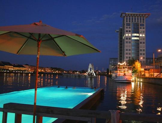 floating swimming pool