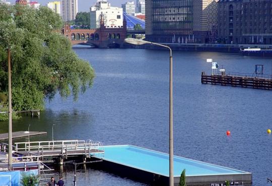 floating swimming pool